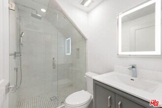 849 N Alta Vista Blvd-Unit -4 in Los Angeles, CA - Building Photo - Building Photo