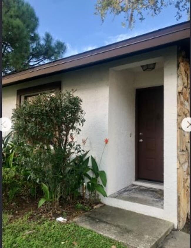 2112 Oak Chace Ct in Tampa, FL - Building Photo - Building Photo