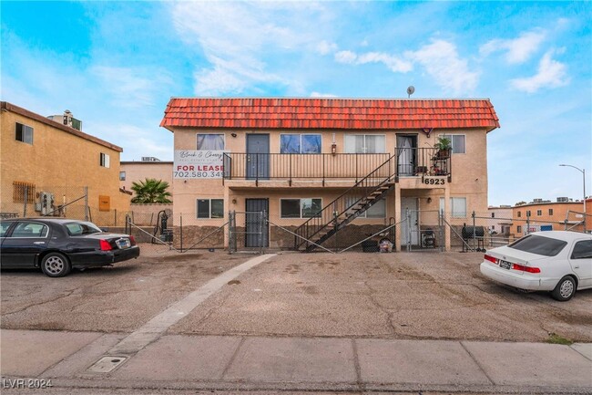 6923 Issac Ave in Las Vegas, NV - Building Photo - Building Photo