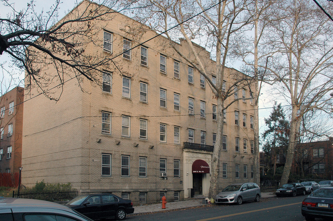 Florence Gardens in Philadelphia, PA - Building Photo