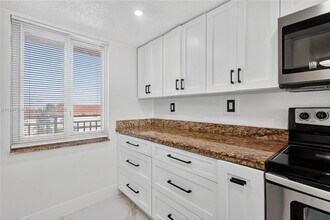 9915 W Okeechobee Rd in Hialeah Gardens, FL - Building Photo - Building Photo