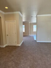 1390 Empress Ln in Redding, CA - Building Photo - Building Photo