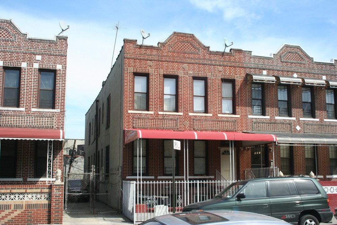 305 Legion St in Brooklyn, NY - Building Photo