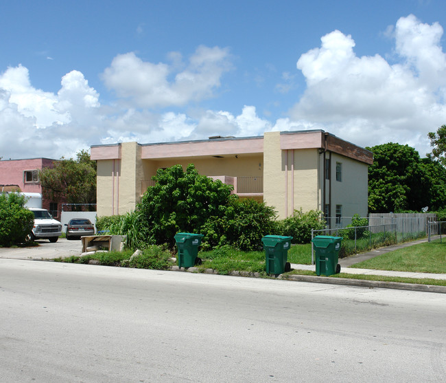 201-207 NE 141st St in Miami, FL - Building Photo - Building Photo