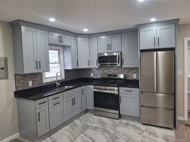 194-14 115th Rd in Queens, NY - Building Photo