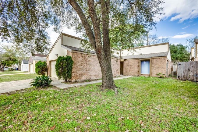 16030 Bear Hill Dr in Houston, TX - Building Photo - Building Photo