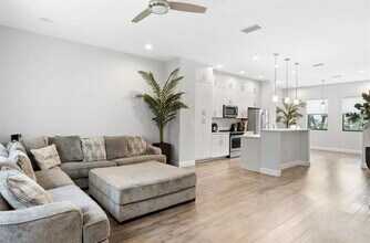 1330 W Gray St in Tampa, FL - Building Photo - Building Photo