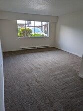 575 Marifield Ave in Victoria, BC - Building Photo - Building Photo