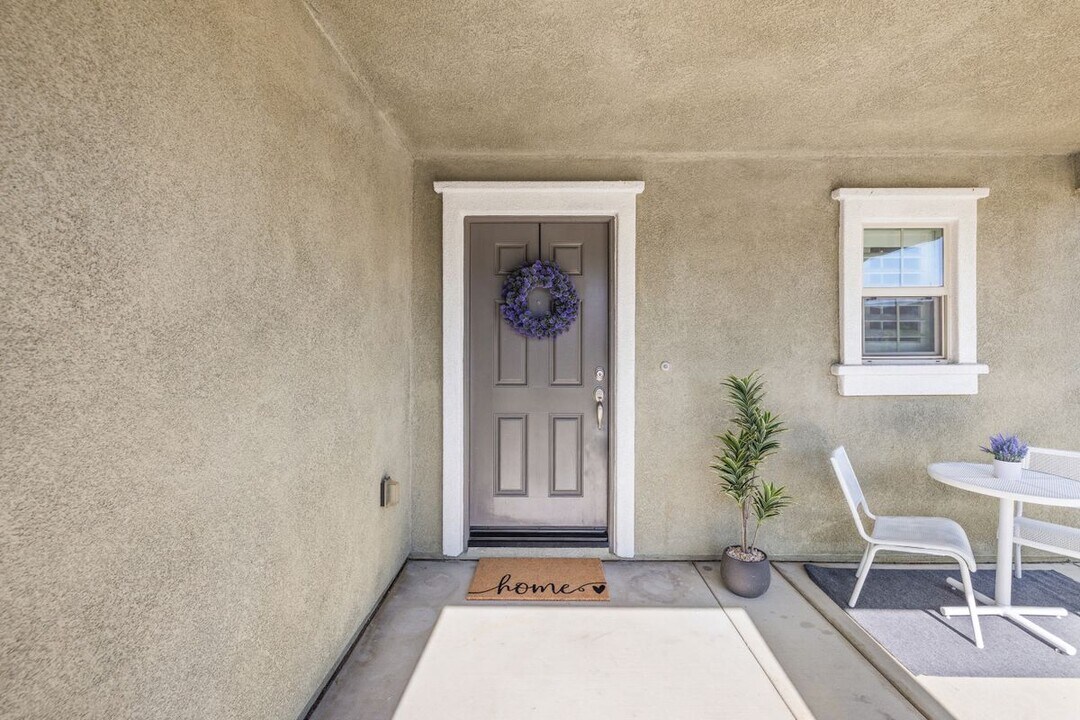 7161 Bella Strada Dr in Fontana, CA - Building Photo