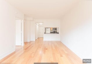 323 W 96th St in New York, NY - Building Photo - Building Photo
