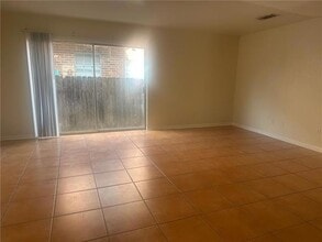 2909 Lake Villa Dr in Metairie, LA - Foto de edificio - Building Photo