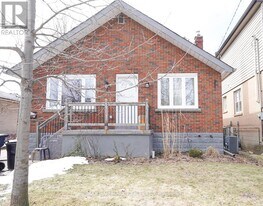 52 Sandown Ave in Toronto, ON - Building Photo