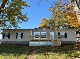 8185 Watermelon Rd in Adairville, KY - Building Photo