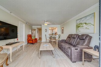 17900 Gulf Blvd, Unit 2E in Redington Shores, FL - Foto de edificio - Building Photo