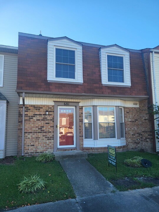 681 Governors Way in Virginia Beach, VA - Foto de edificio