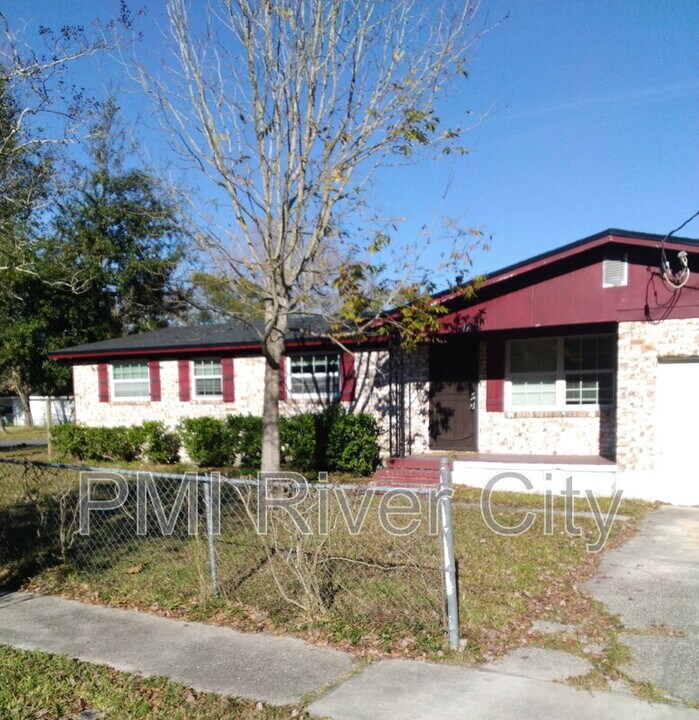 7471 John F Kennedy Dr W in Jacksonville, FL - Building Photo