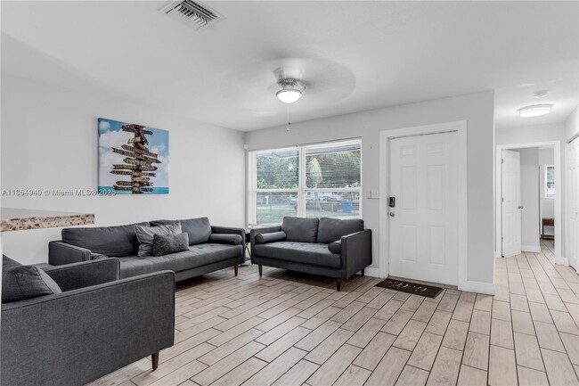 6660 Custer St in Hollywood, FL - Building Photo - Building Photo