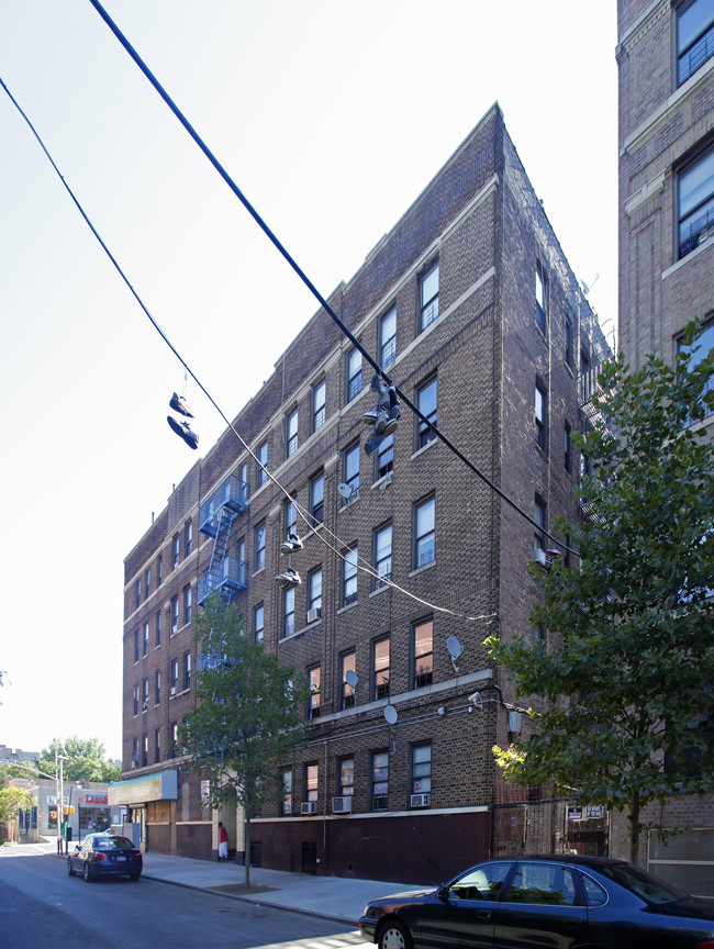 1382 College Ave in Bronx, NY - Foto de edificio - Building Photo