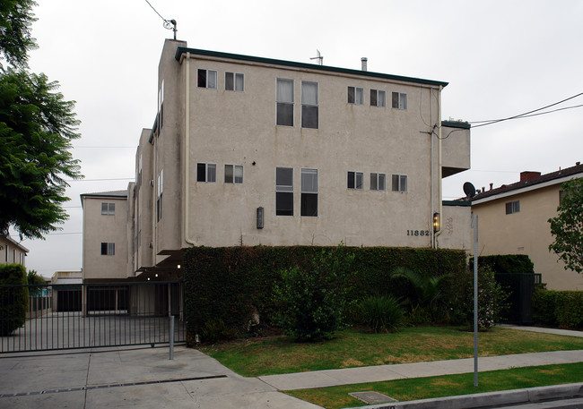 11882 Gale Ave in Hawthorne, CA - Foto de edificio - Building Photo