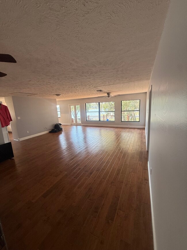 10180 SE 139th Pl, Unit Little Lake Weir Upstairs 2/2 Lakefront in Summerfield, FL - Building Photo - Building Photo
