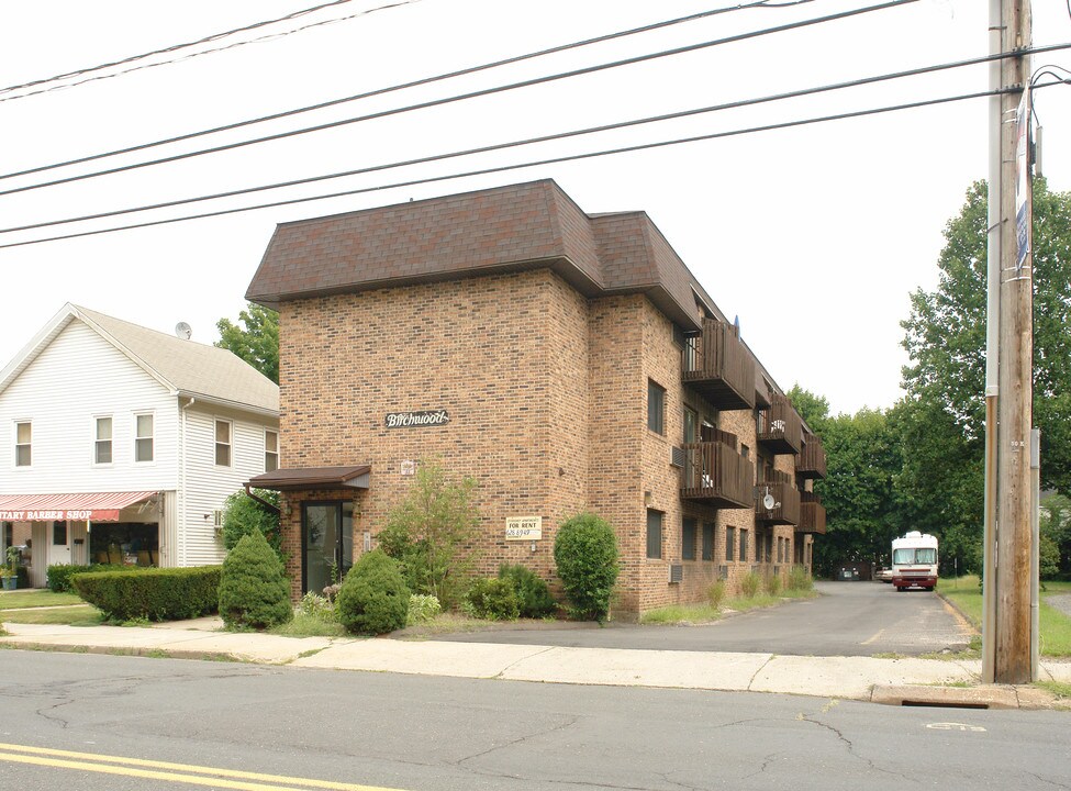 66 Whiting St in Plainville, CT - Foto de edificio