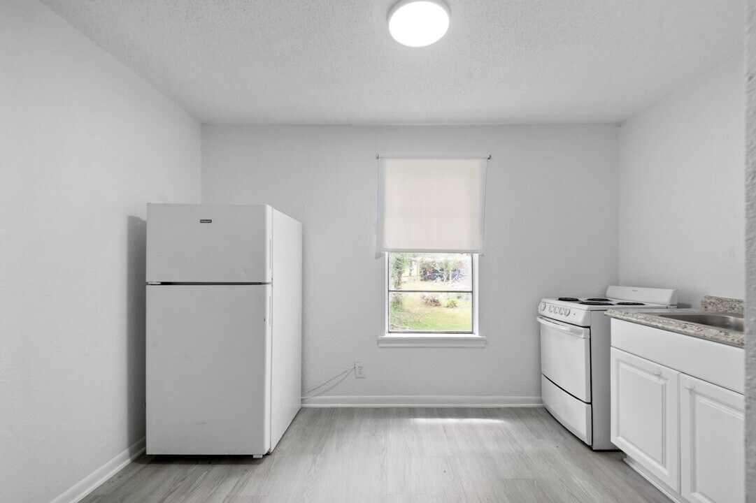 806 E Emily Ave in Wharton, TX - Building Photo