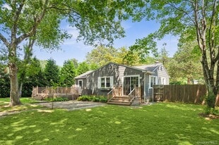 4 East End Ave in East Quogue, NY - Building Photo