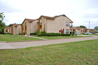 The Castle Glen Apartments in Garland, TX - Building Photo - Building Photo