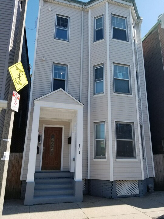 105 Chelsea St in Boston, MA - Building Photo