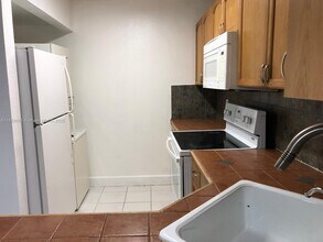 10045 Winding Lake Rd in Sunrise, FL - Foto de edificio - Building Photo
