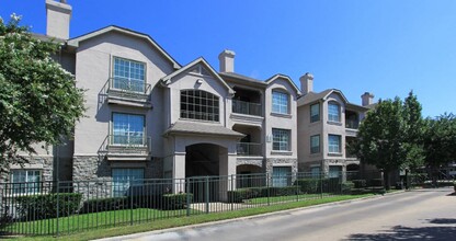 Village on the Parkway Apartments in Houston, TX - Building Photo - Building Photo