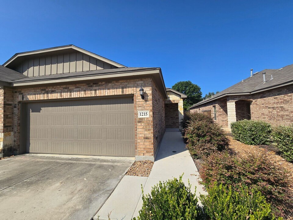 1215 FM306 in Canyon Lake, TX - Building Photo