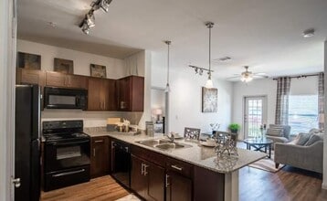 5400 Crenshaw Rd in Pasadena, TX - Building Photo - Building Photo