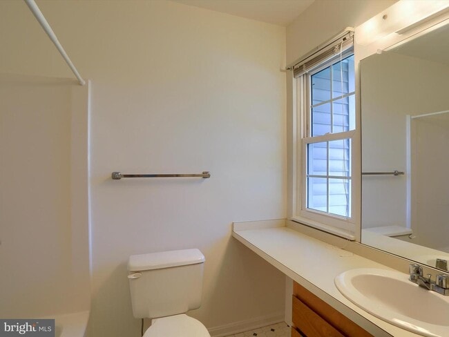 1068 W Foxcroft Dr in Camp Hill, PA - Building Photo - Building Photo