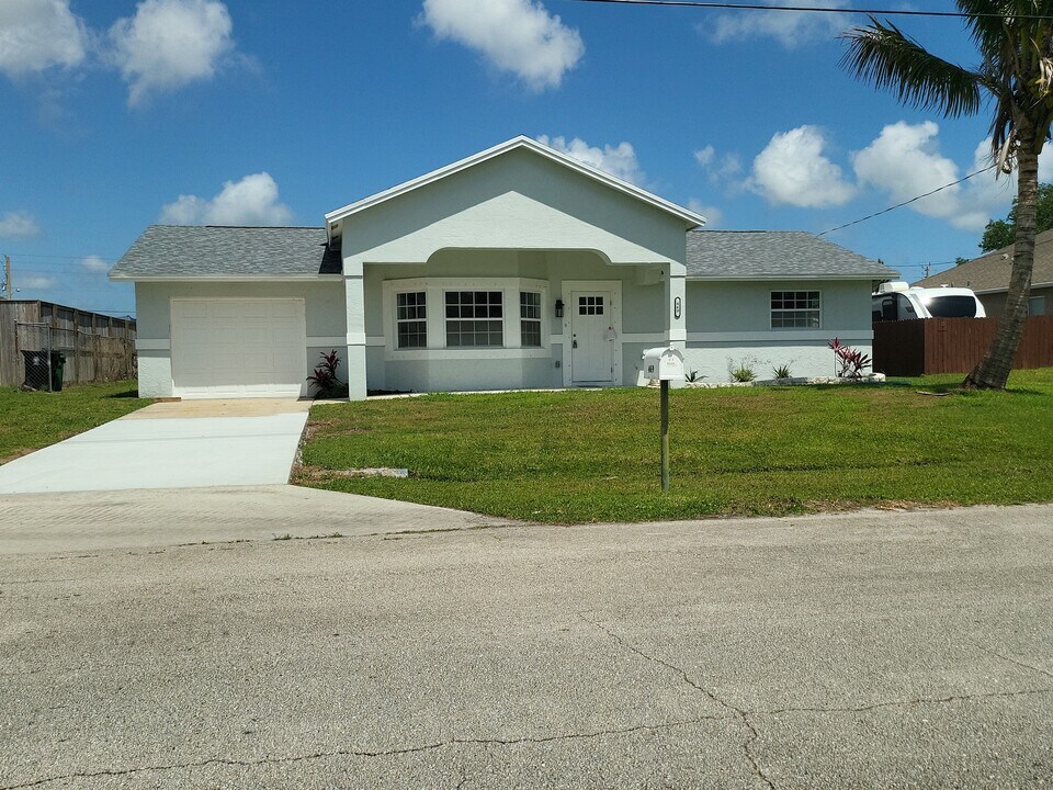 469 SW Duval Ave in Port St. Lucie, FL - Building Photo