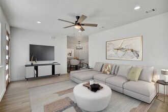 1402 Valleyridge Cir in Austin, TX - Building Photo - Building Photo