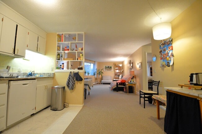 50 Green St, Unit 316 in Brookline, MA - Foto de edificio - Building Photo