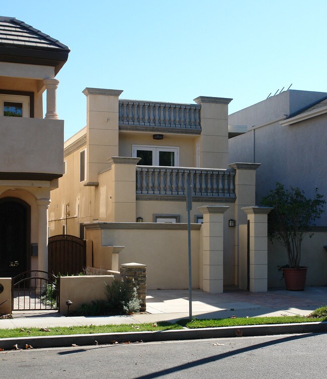 128 13th St in Seal Beach, CA - Foto de edificio - Building Photo