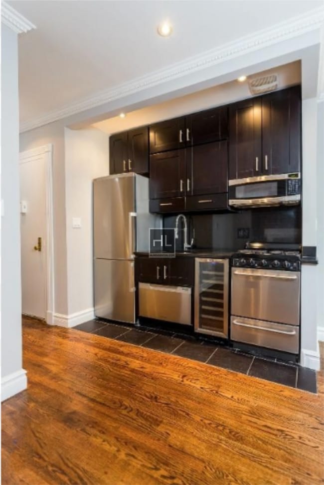 Mott Street, Unit 017 in New York, NY - Building Photo - Building Photo