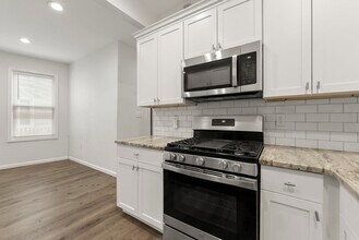58 Wegman Pkwy in Jersey City, NJ - Building Photo - Building Photo