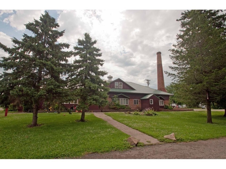 Hoffman's Whispering Pines Apartments in Waseca, MN - Foto de edificio