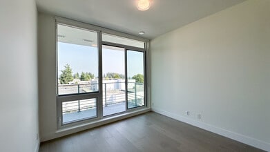 1342 Johnston Rd in White Rock, BC - Building Photo - Building Photo