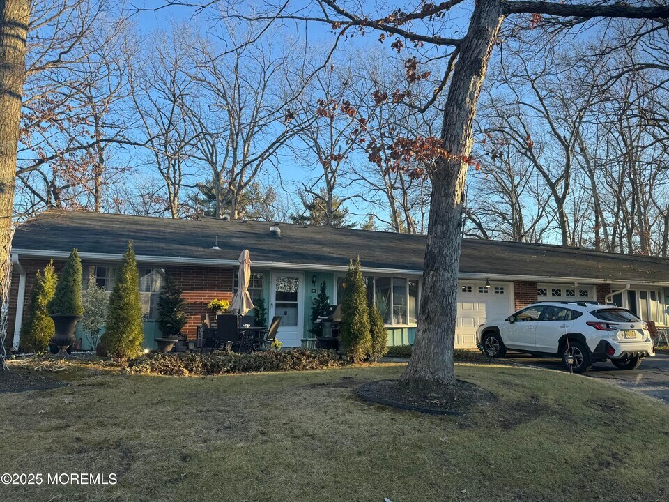 5B Buckingham Dr in Lakewood, NJ - Building Photo