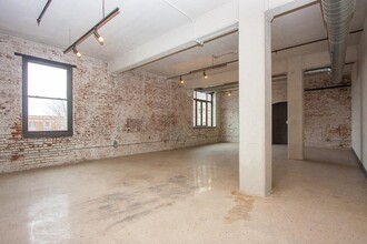 190 Christopher Columbus Dr in Jersey City, NJ - Building Photo - Building Photo