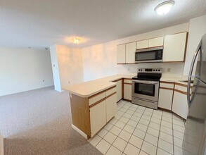 23 Elm St, Unit 301 in Somerville, MA - Building Photo - Building Photo