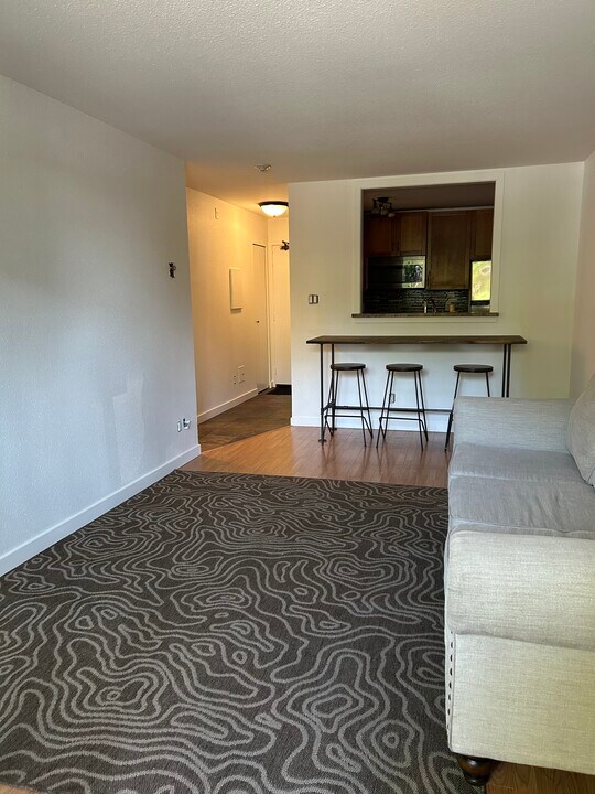 4678 Elk Lake Dr in Victoria, BC - Building Photo
