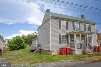 32 Patrick Henry Way in Charles Town, WV - Building Photo - Building Photo