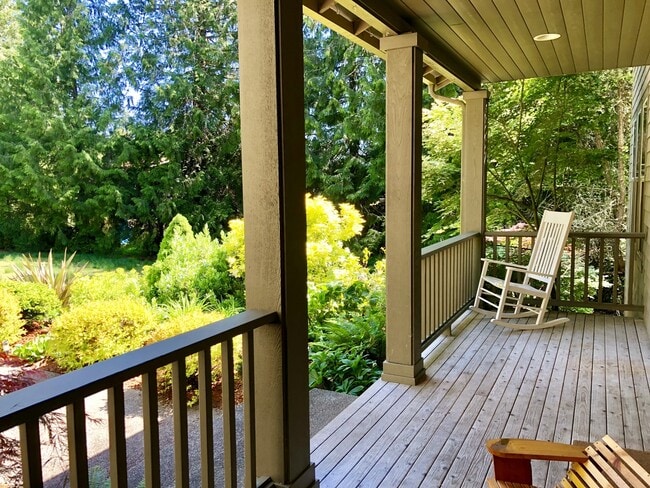 4542 Island Ave NE in Bainbridge Island, WA - Building Photo - Building Photo