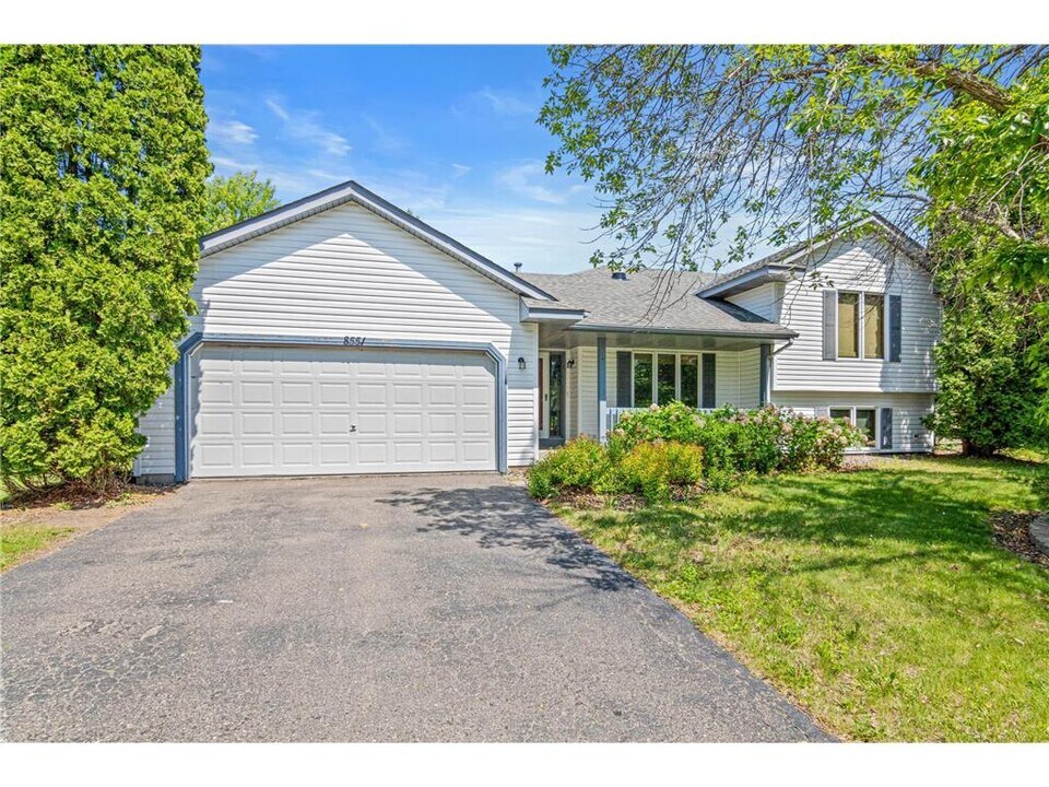8551 Flamingo Dr in Chanhassen, MN - Building Photo