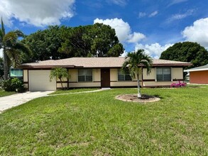 632 SW Everett Ct in Port St. Lucie, FL - Foto de edificio - Building Photo